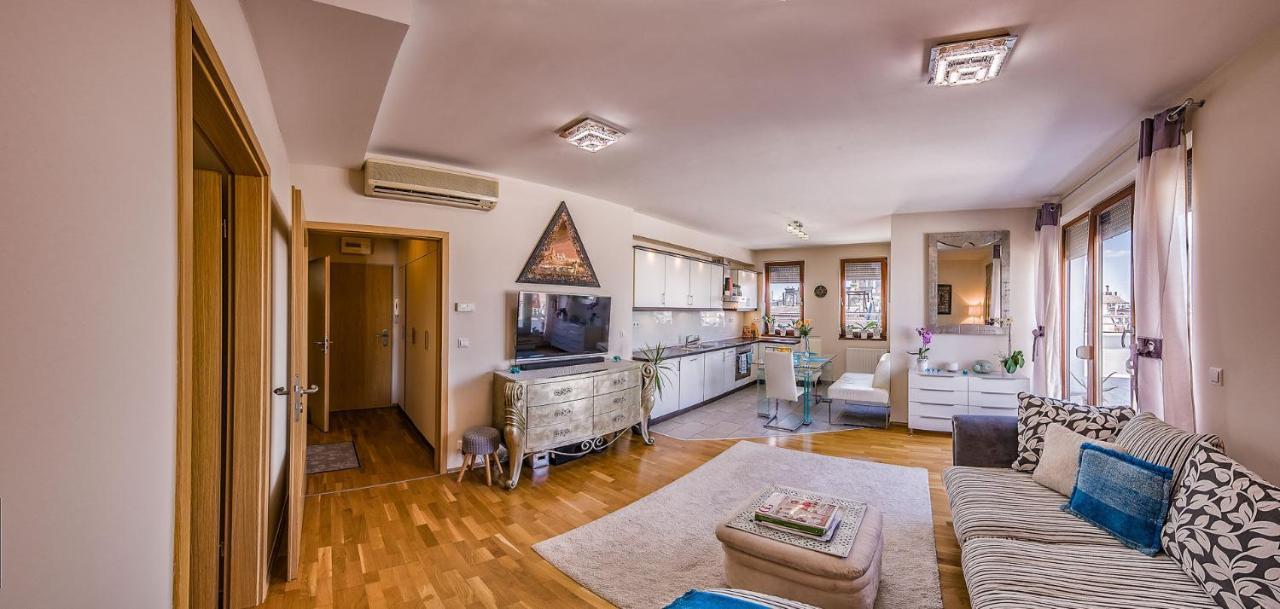 Apartamento With Private 90 Sqm Rooftop, Free Parking And Air Condition Budapeste