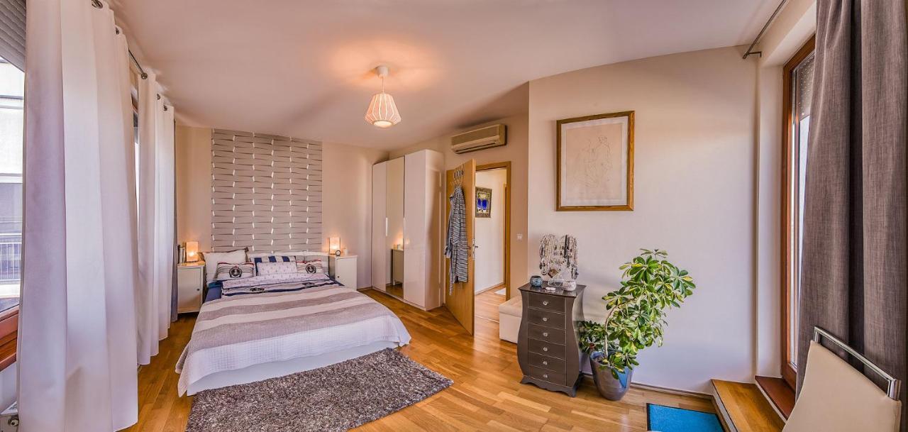 With Private 90 Sqm Rooftop, Free Parking And Air Condition * Budapeste