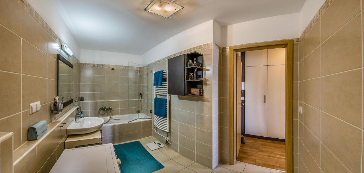 With Private 90 Sqm Rooftop, Free Parking And Air Condition Apartamento Budapeste