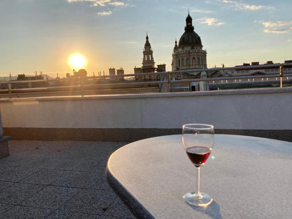 With Private 90 Sqm Rooftop, Free Parking And Air Condition Apartamento Budapeste