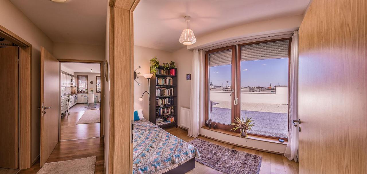 With Private 90 Sqm Rooftop, Free Parking And Air Condition Apartament